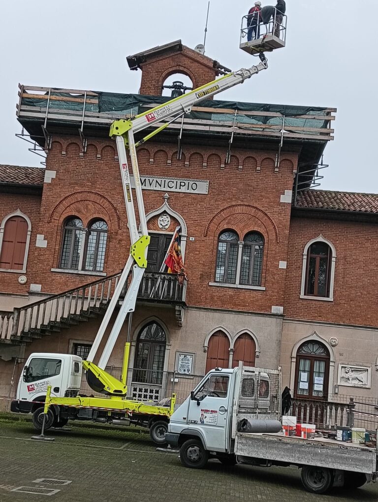 lavori municipio con piattaforma